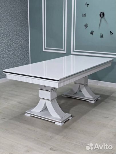 Кухонный стол и стулья новые