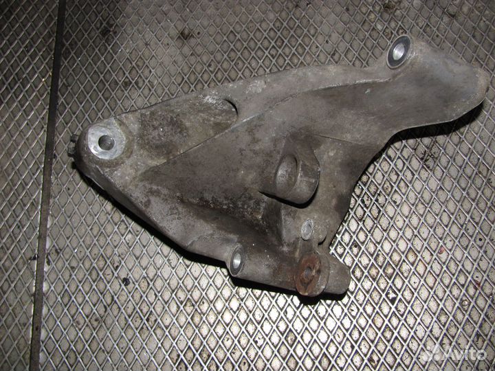 Кронштейн двигателя Фольксваген Крафтер 2.5D