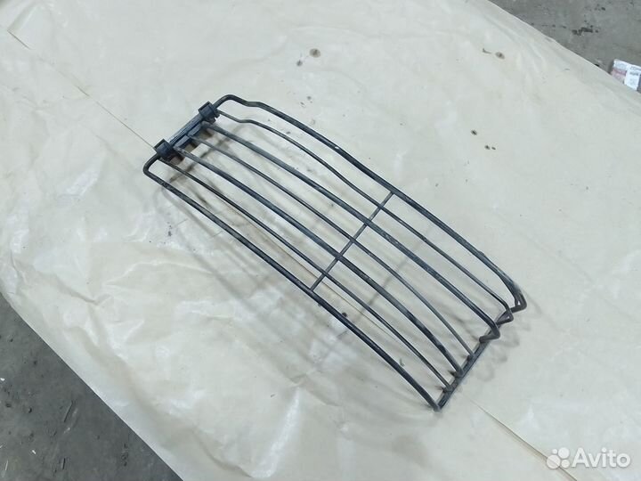 Защитная сетка фары левая Scania