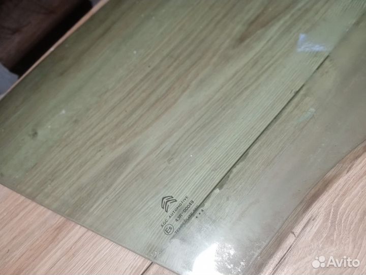 Стекло передней правой двери Citroen C4