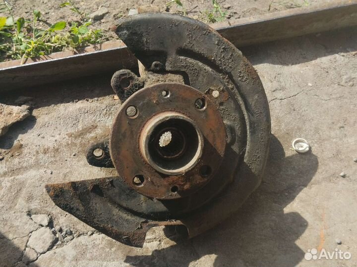 Поворотный кулак Рено Логан