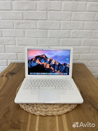 Apple MacBook mid 2010 белый красавец