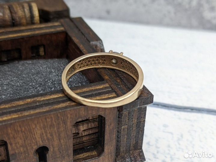 Золотое кольцо 585 пробы массой 2.1 грамма (P18)