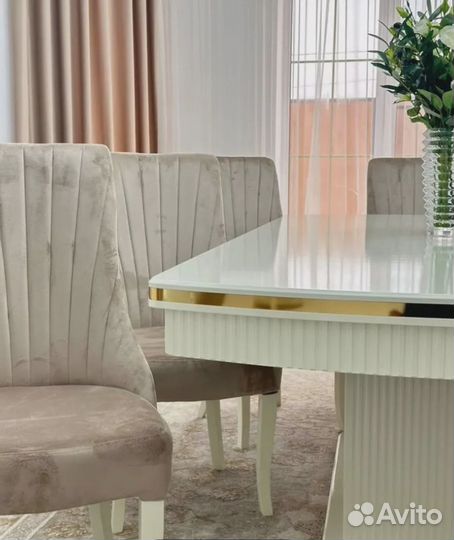 Кухонный стол и стулья в комплекте
