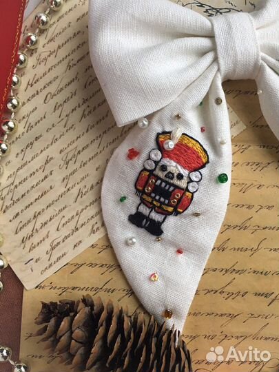 Бант с вышивкой. Ручная работа