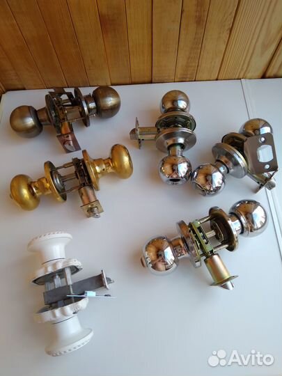 Замки врезные разные и ручки дверные