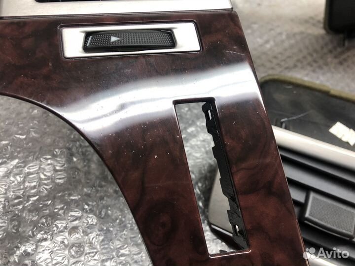 Накладка центральной консоли Cadillac Escalade III