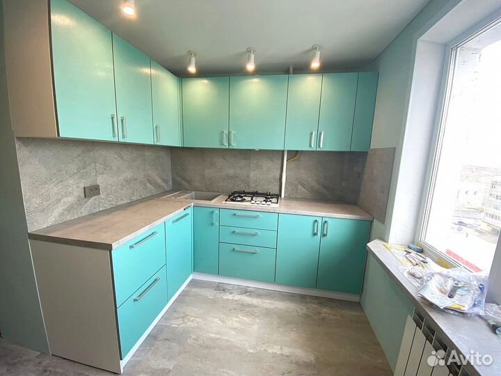 Угловой кухонный гарнитур под ключ в бирюзе