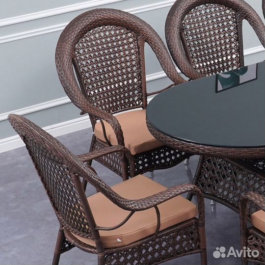 Стулья из ротанга, стол из искусственного ротанга