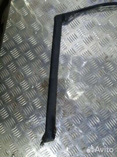 Б/У Уплотнитель стекла двери задней правой BMW