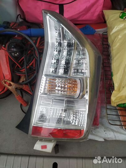 Фонарь задний правый на Prius 30