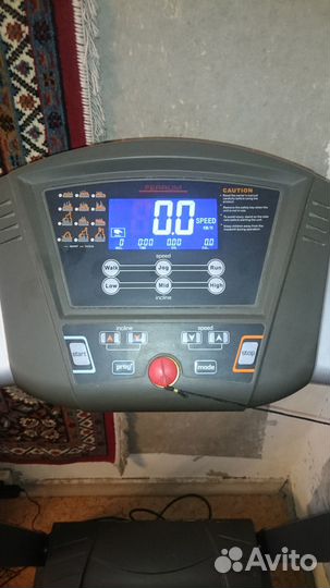 Беговая дорожка с электрическим изменением угла