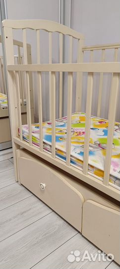 Детская кроватка с маятником и ящиками