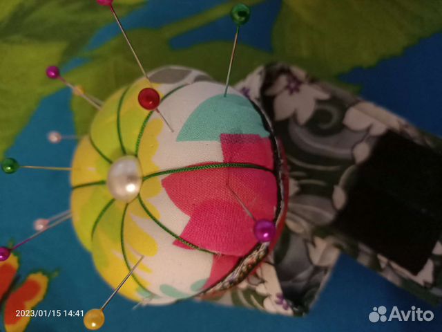 Игольница на руку для рукодельниц