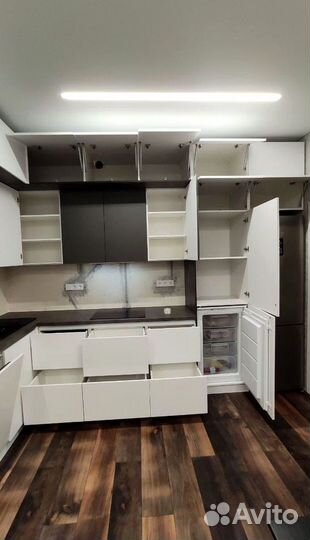 Кухни на заказ с яркими декоративными элементами