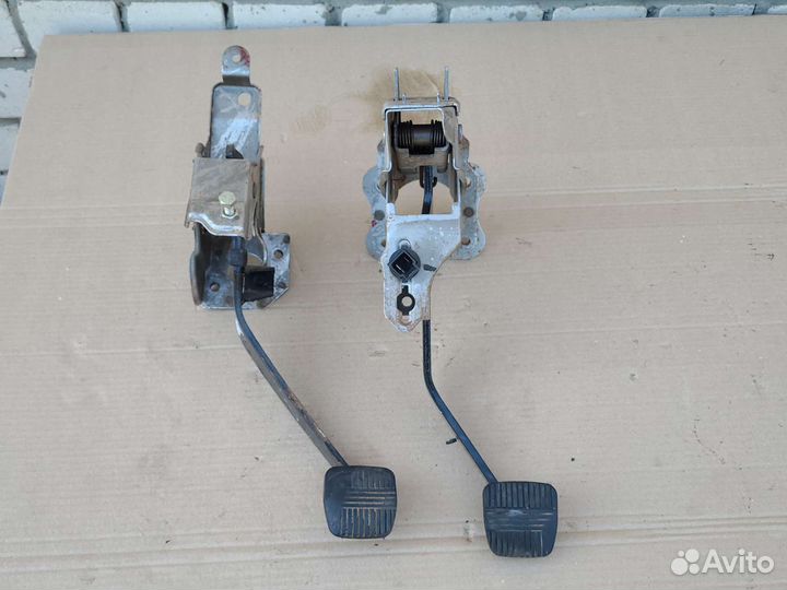 Педаль сцепления (тормоза) Nissan Primera P12