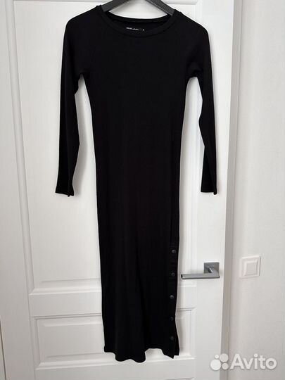 Трикотажное черное платье миди