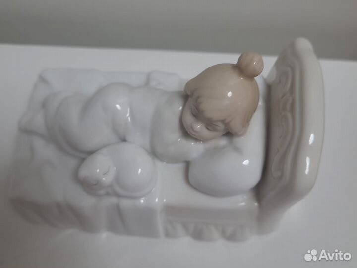Статуэтка фарфор девочка с котом