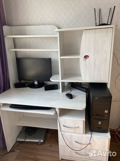 Компьютерный стол белый