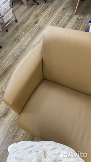 Кожаный диван в офис