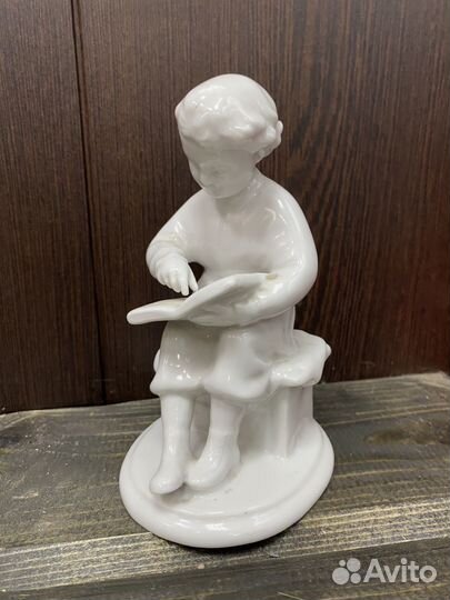 Статуэтка мальчик читает