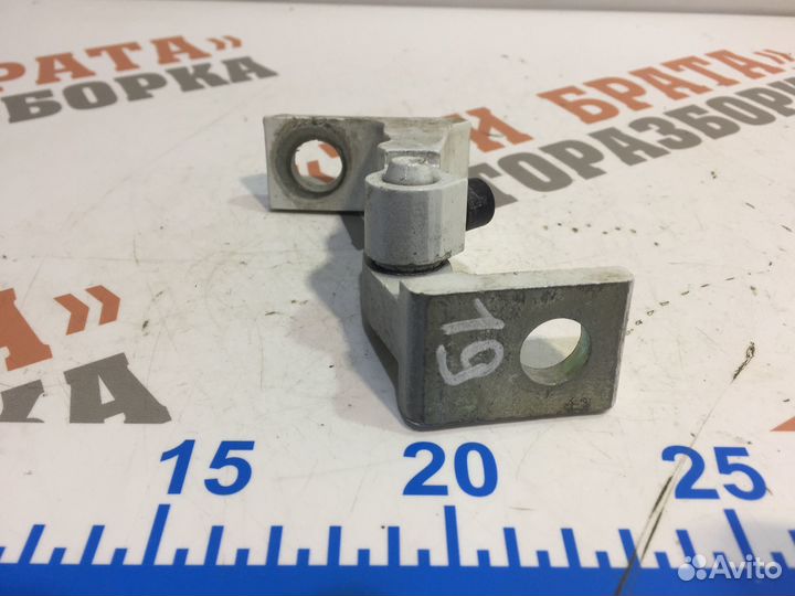 Шкода Рапид Петля верхняя задней двери Прав