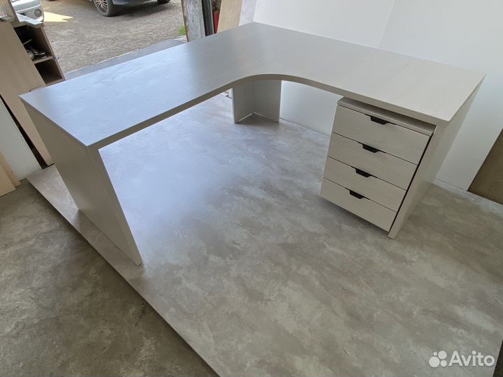 Угловой письменный стол