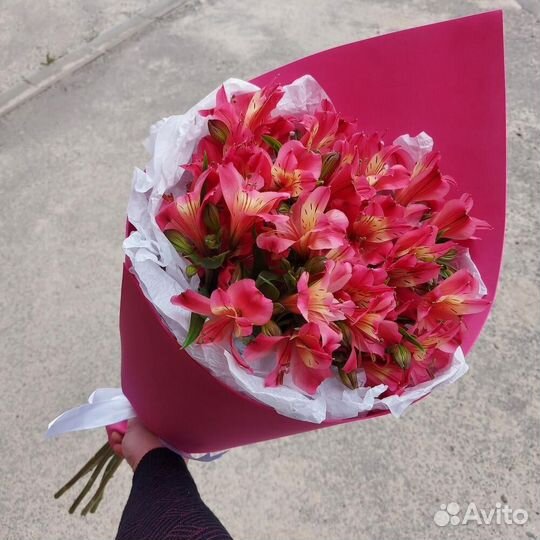 Букет из розовых альстромерий
