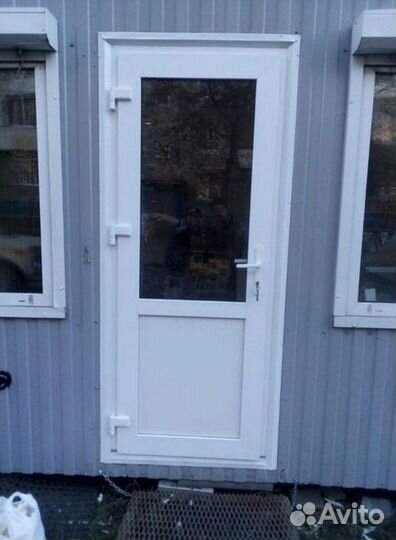 Пластиковая дверь