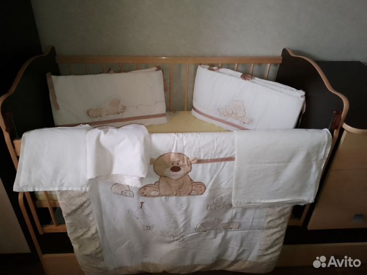 Детская кровать ,мобиль, матрас, белье
