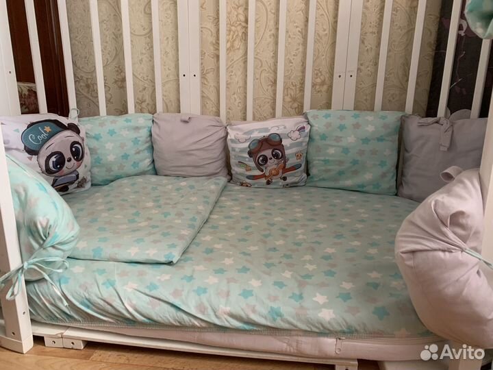 Детская кроватка с маятником