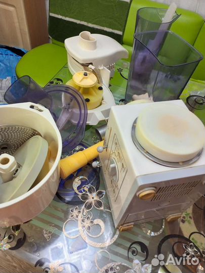 Кухонный комбайн в рабочем состоянии