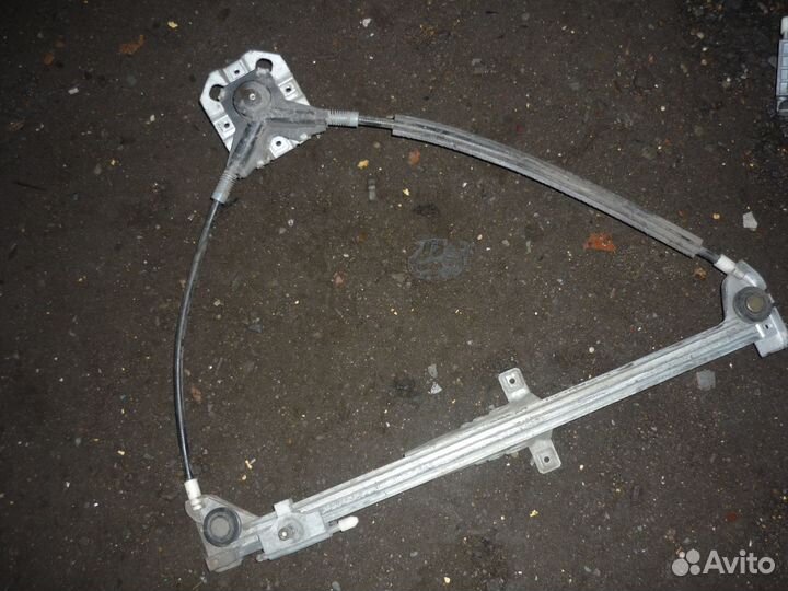 Стеклоподъемник мех. передний левый Ауди 80
