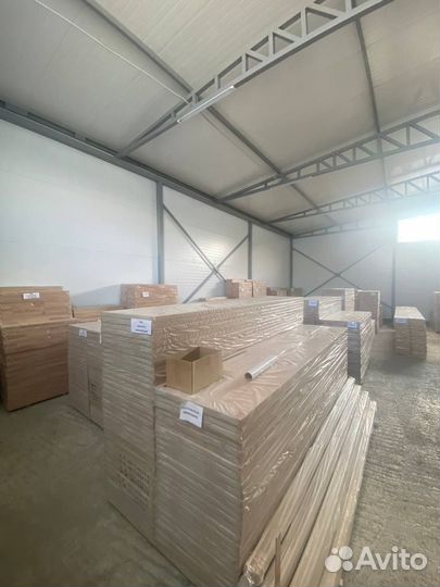 Деревянные ступени и мебельный щит