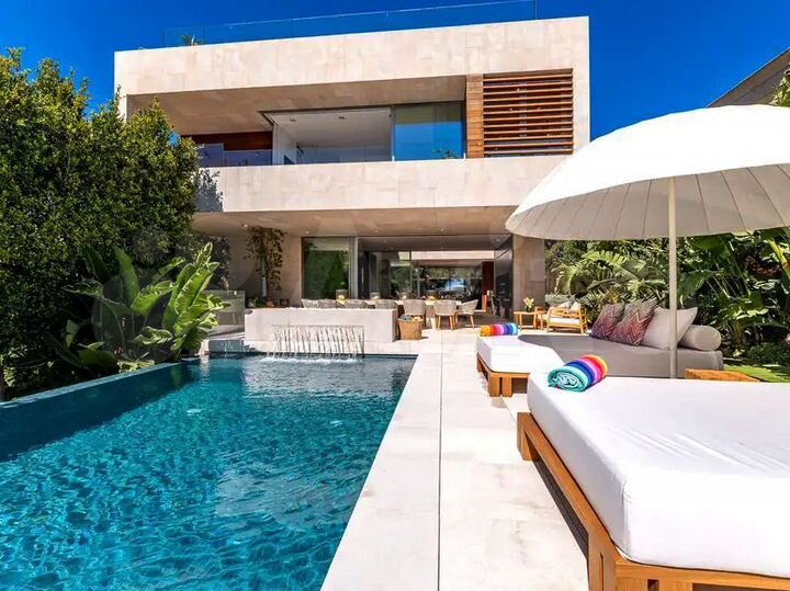 Дом 238 м² на участке 8 сот.