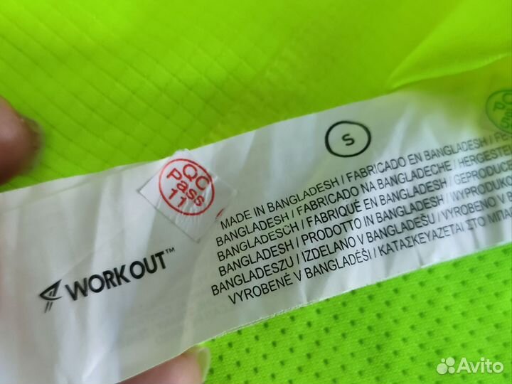 Яркая футболка спортивная