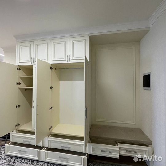 Шкаф в прихожую белый