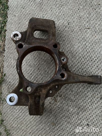 Кулак поворотный передний левый Mitsubishi L200