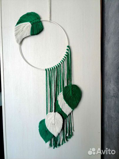 Украшение на стену с листьями