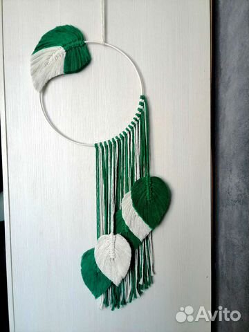 Украшение на стену с листьями