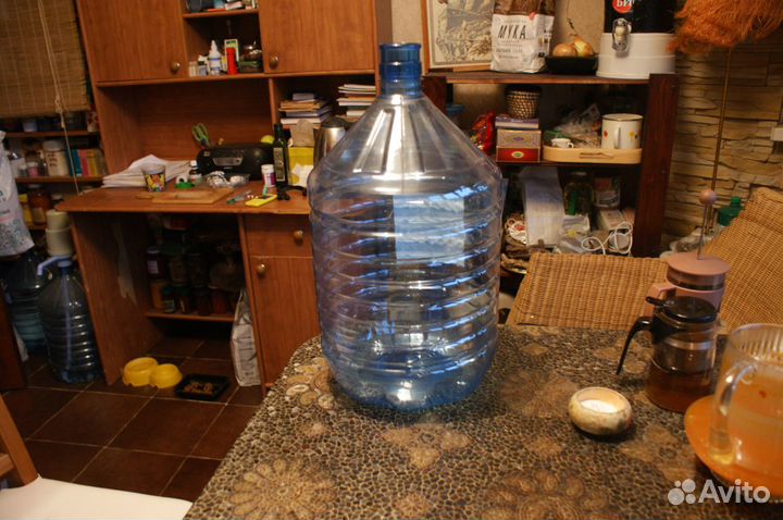 Бутылка 19 литров+помпа для 5 литровых бутылок