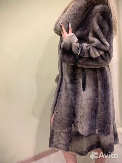Шуба мутоновая с воротником из песца