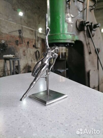 Скульптура девушки из металла