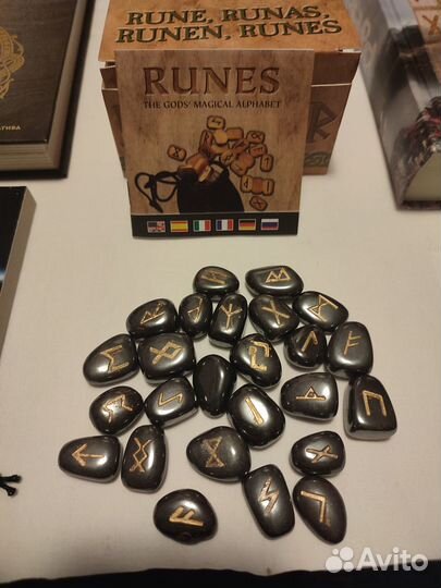 Скандинавские руны из гематита и книги по рунам