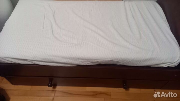 Детская кровать и комод с пелинальным столиком