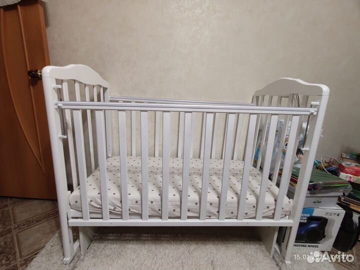 Детская кроватка с маятником