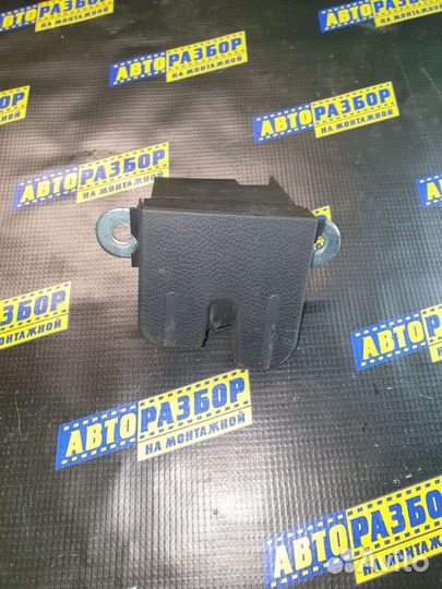 Замок крышки багажника Фольксваген Гольф 6 Пассат