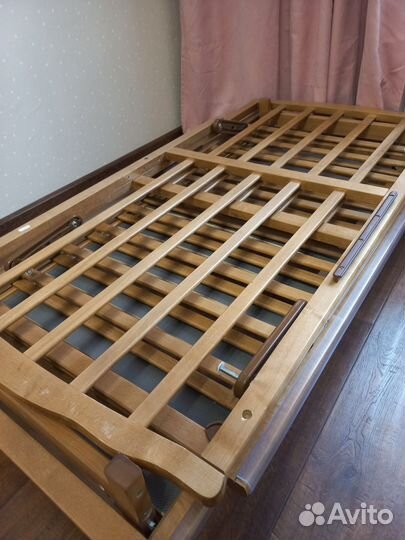 Детская кроватка с продольным маятником