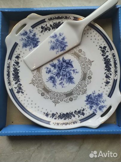 Тортница с ручками и ложкой