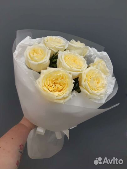 Букет из пионо видной розы с бесплатной доставкой